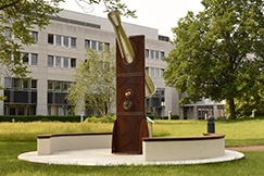 DankeMal von Andreas Rimkus im Patientengarten der Medizinischen Hochschule Hannover, Quelle: de.Wikipedia.org/Bärbel Miemietz
